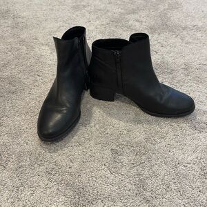 Naturalizer black leather booties- size 8